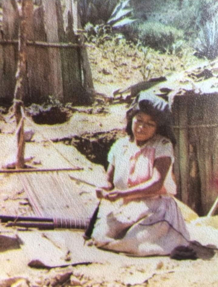 Artesana de la Montaña tejiendo un huipil en telar de cintura, año 1979.