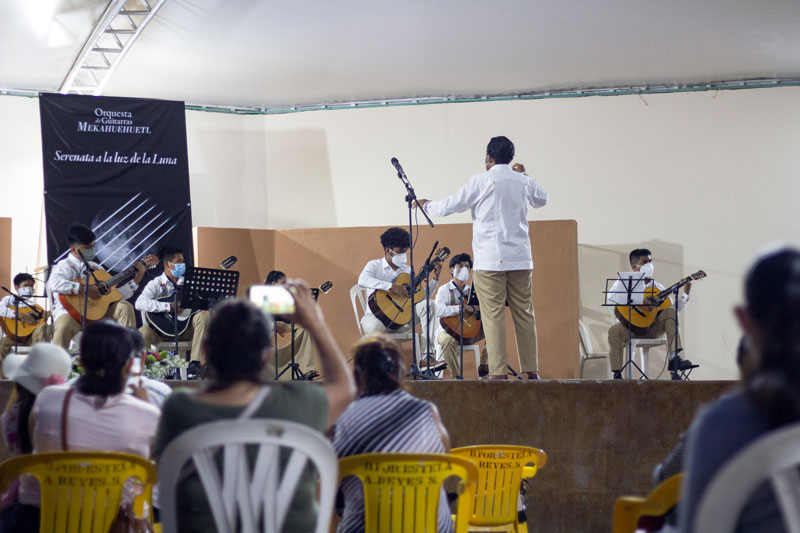 Orquesta de Guitarras "Mekahuehuetl", durante su participación en la Parroquia de San Francisco.