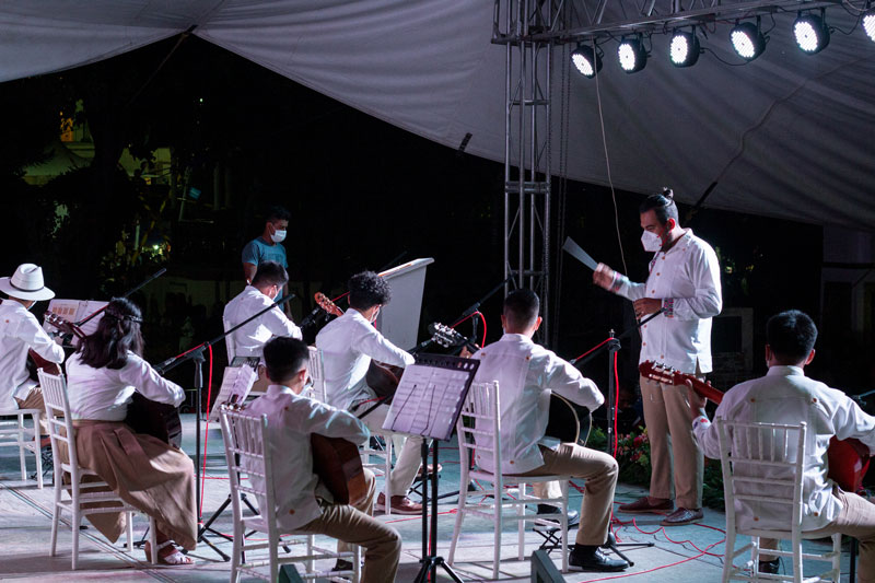 Orquesta de Guitarras "Mekahuehuetl", durante su participación en el Festival Cultural de la Montaña.