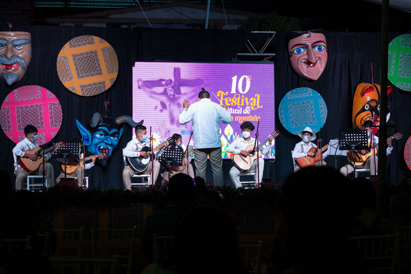 La Orquesta de Guitarras "Mekahuehuetl", durante su participación en el Festival Cultural de la Montaña.