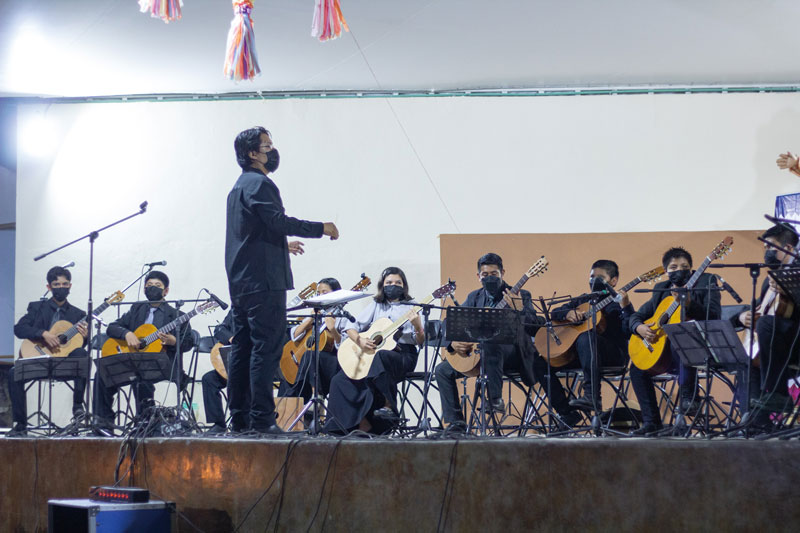 Presentación de la Orquesta Juvenil de Guitarras "Tixtlán" bajo la dirección de Edwin Iván Colchero