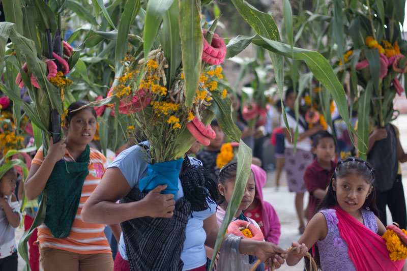 Mujeres de la Comunidad de Chiepetec en el atrio de la Iglesia de San Miguel Arcángel.