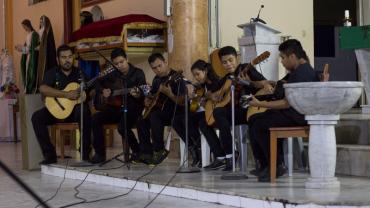Orquesta Infantil y Juvenil de Guitarras "Tlappan" durante su presentación en Tlapa.