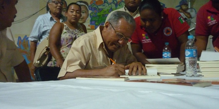 Profesor Abel Perea Vázquez en la presentación de su poemario.