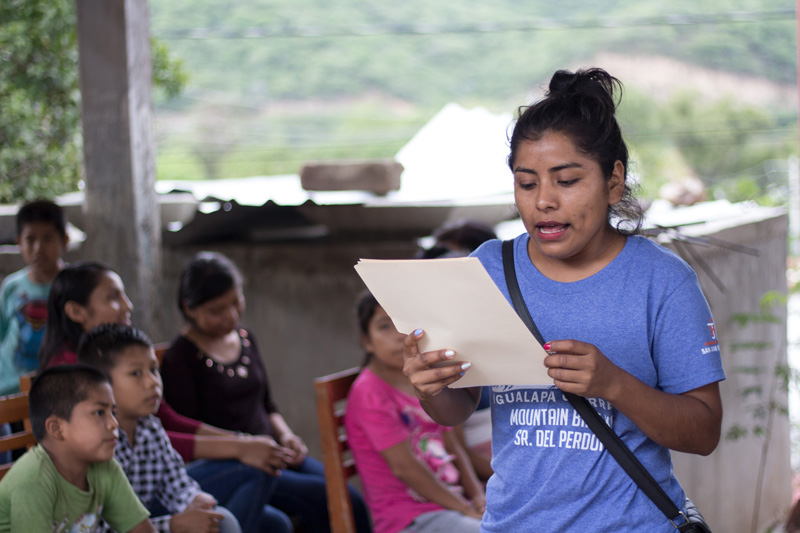 Lectura de poesía en lengua Me'phaa (Tlapaneco) por la estudiante Florina Santos Durán.