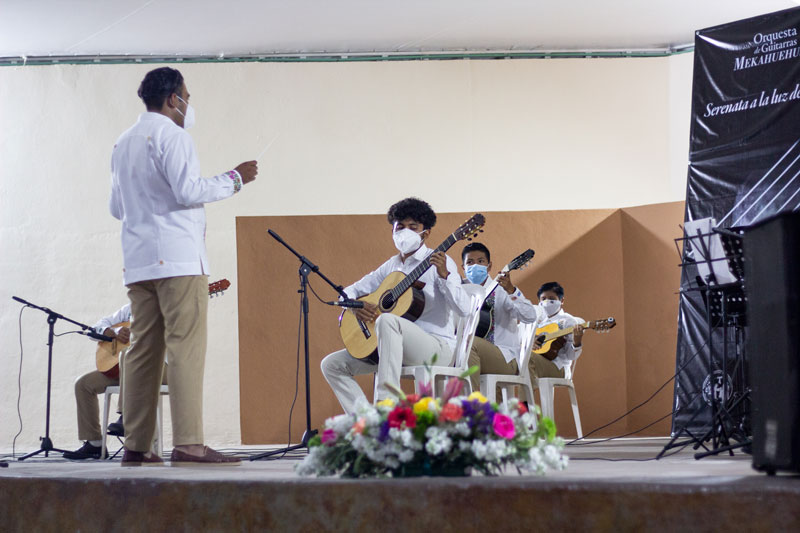 Orquesta de Guitarras "Mekahuehuetl", durante su participación en la Parroquia de San Francisco.