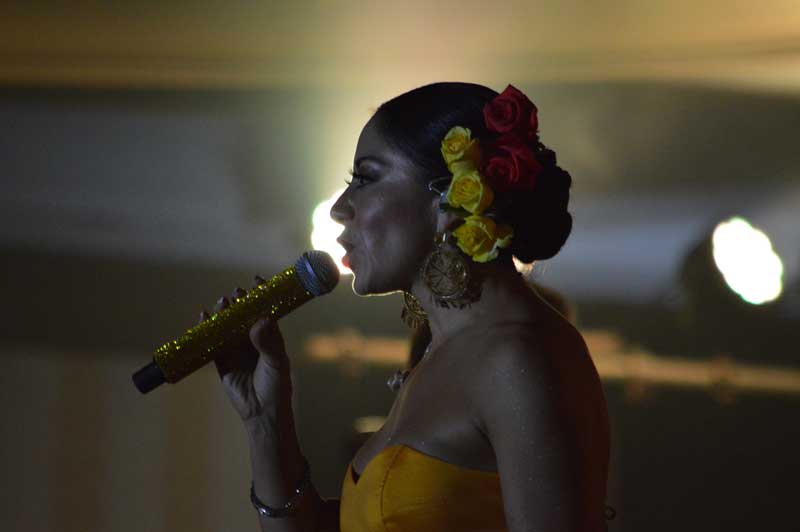 Rosy Arango interpretando canciones de Juan Gabriel junto a la Orquesta Filarmónica de Acapulco en el Salón Ocean del hotel Princess Mundo Imperial, durante la inauguración de la temporada de verano