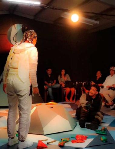 Escena de la obra Amores desiertos con Michelle Serna y Leonardo Cuesta en el escenario del Centro Cultural Domingo Soler, durante el estreno en Acapulco.