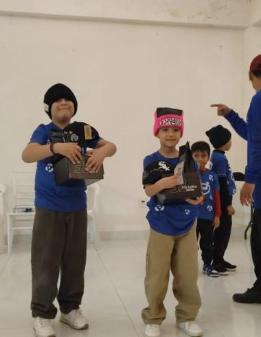 Nicolás Román Bello, mejor conocido en el universo del Breaking como "B-Boy Nico", no es un bailarín cualquiera. Es el reflejo de un territorio que se niega a ser doblegado. Este 14 de junio, en la Plaza Borda de Taxco de Alarcón, durante el "4.º Aniversario del Estudio Hip Hop Danza y Cultura – Chinoboy", Nico se alzó con el primer lugar en la categoría Breaking Kids, demostrando que la semilla de la Montaña germina en cualquier escenario.
