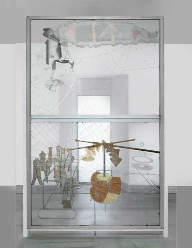 La obra El gran vidrio, de Marcel Duchamp, compuesta por dos grandes paneles de vidrio intervenidos con formas geométricas, líneas, polvo, láminas metálicas y elementos mecánicos que representan simbólicamente a la novia y los solteros.