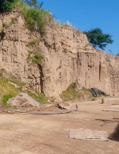 Banco de extracción de barro con paredes de tierra expuestas, utilizado para obtener la arcilla con la que artesanos elaboran piezas artísticas y de alfarería en Guerrero.