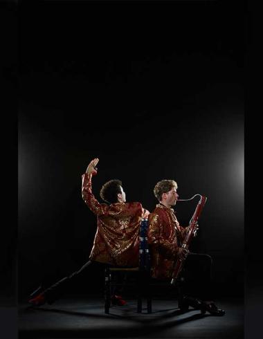 Víctor y Ruvén se presentan en el escenario; ella baila flamenco mientras él interpreta el fagot durante su gira por México.