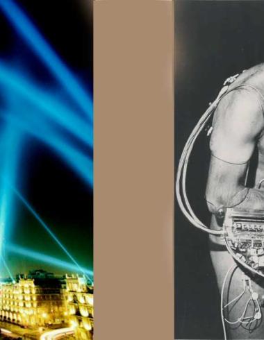 Instalación artística de luces láser azules sobre edificios en una plaza nocturna, junto a una fotografía en blanco y negro de un hombre conectado a dispositivos electrónicos.
