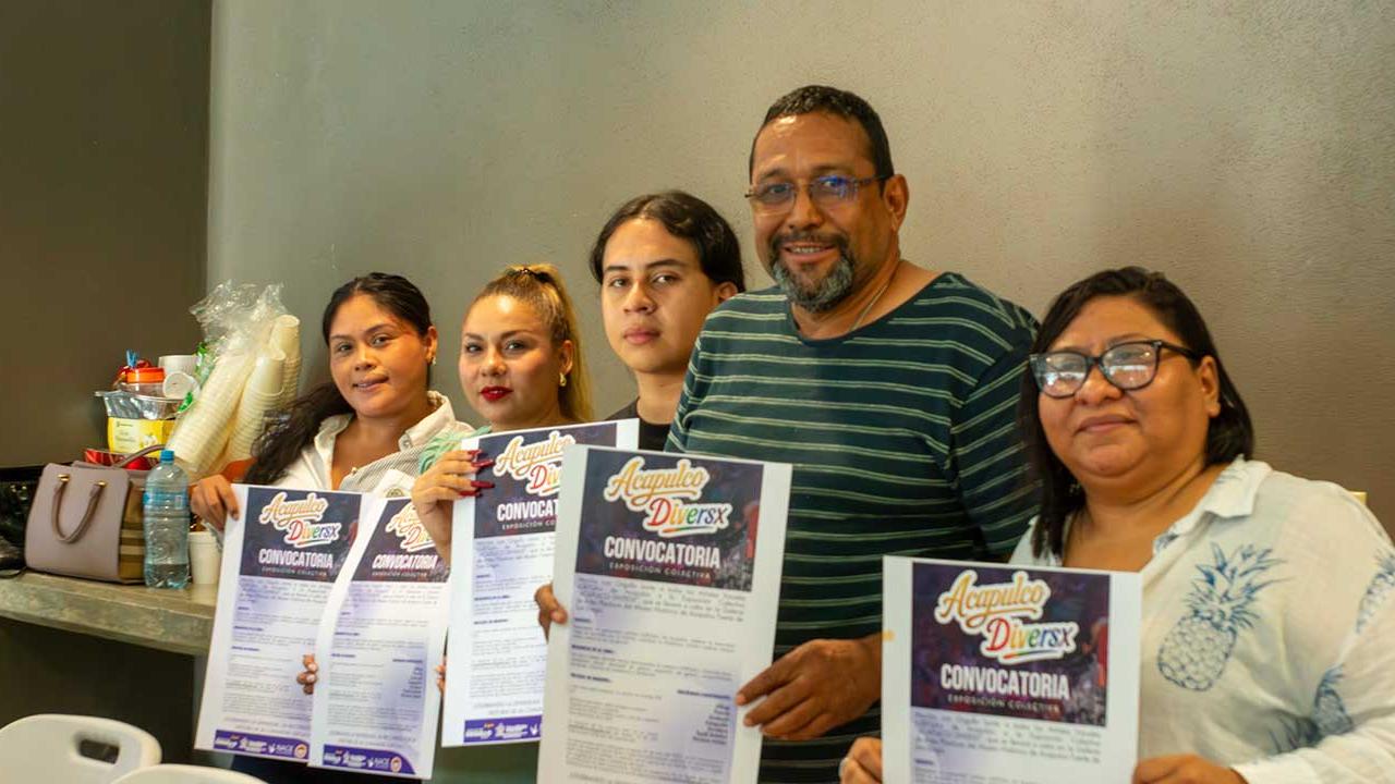 Organizadores con la convocatoria de Acapulco Diversx
