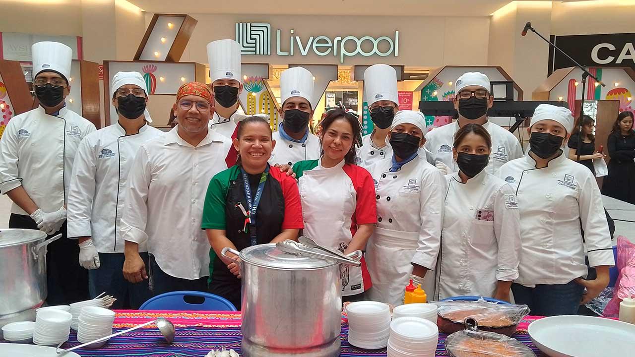 udiantes y docentes de Gastronomía de la Universidad Hipócrates posan con sus uniformes de chef durante la degustación gastronómica en Galerías Acapulco.