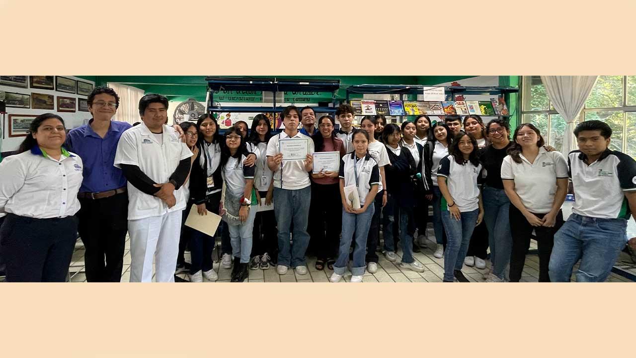 Grupo de estudiantes, docentes y representantes de la Universidad Hipócrates posando para la foto durante la presentación del libro Prometeo liberado en el COBACH Plantel 1 de Chilpancingo.