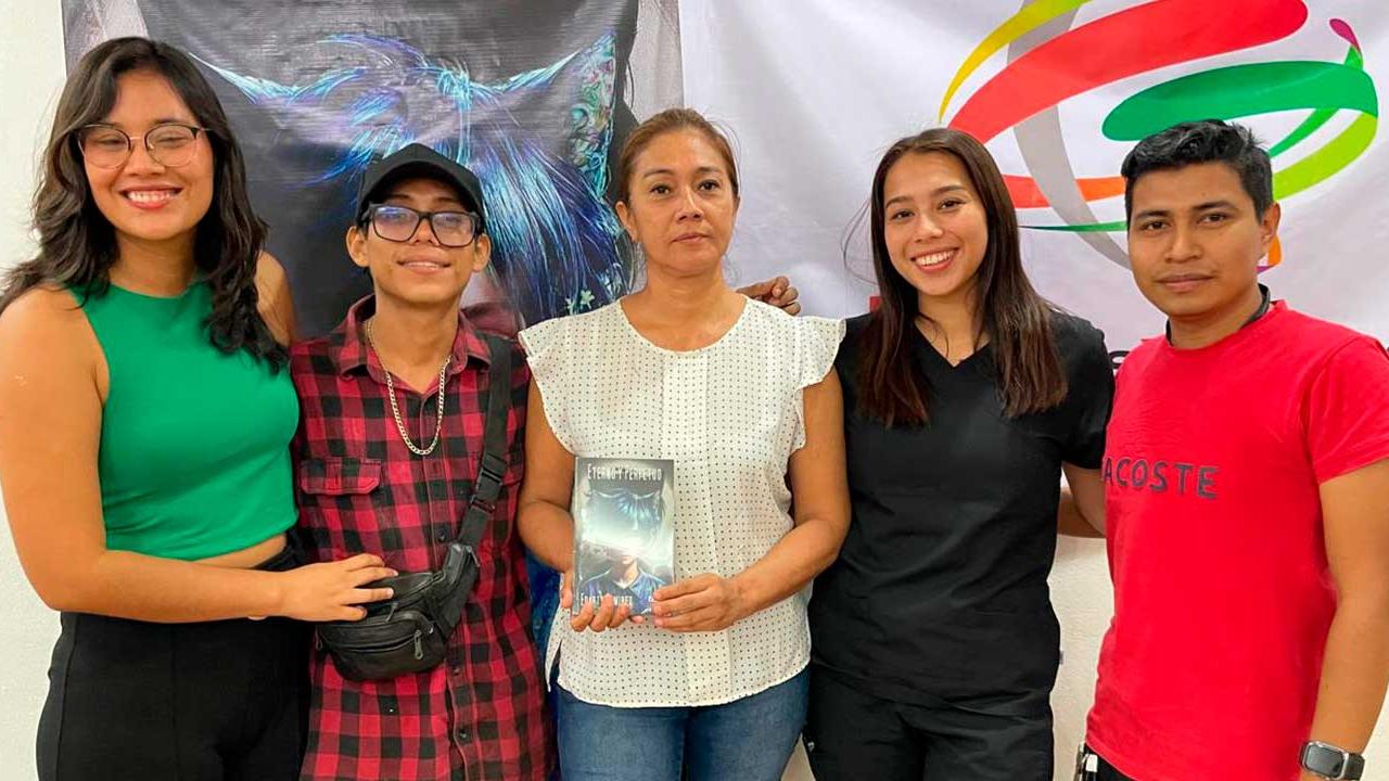 La escritora Edarty Ramírez posa junto a asistentes durante la presentación de Eterno y Perpetuo en Acapulco, compartiendo su mensaje a favor de la inclusión y la diversidad.