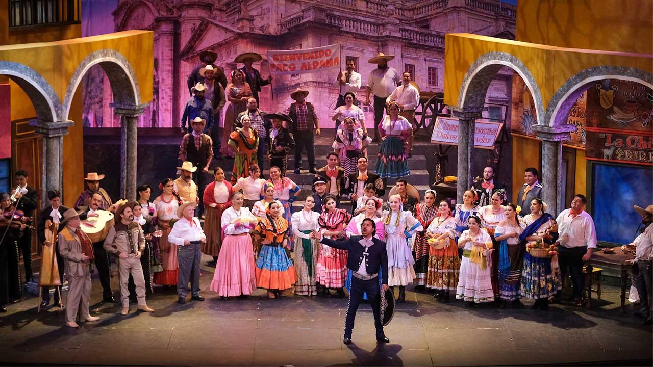Elenco completo de la zarzuela “El Orgullo de Jalisco” en escena durante su reestreno en el Teatro Degollado, con vestuario tradicional jalisciense y decorado que evoca la Guadalajara de los años 40.