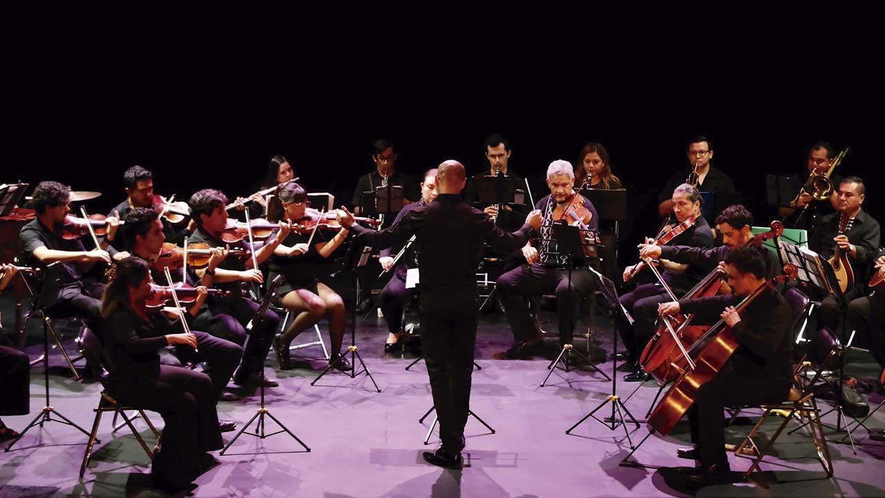 Concierto de la Orquesta Típica de Jalisco en el Teatro Alarife Martín Casillas, mostrando a los músicos en acción durante una presentación en vivo