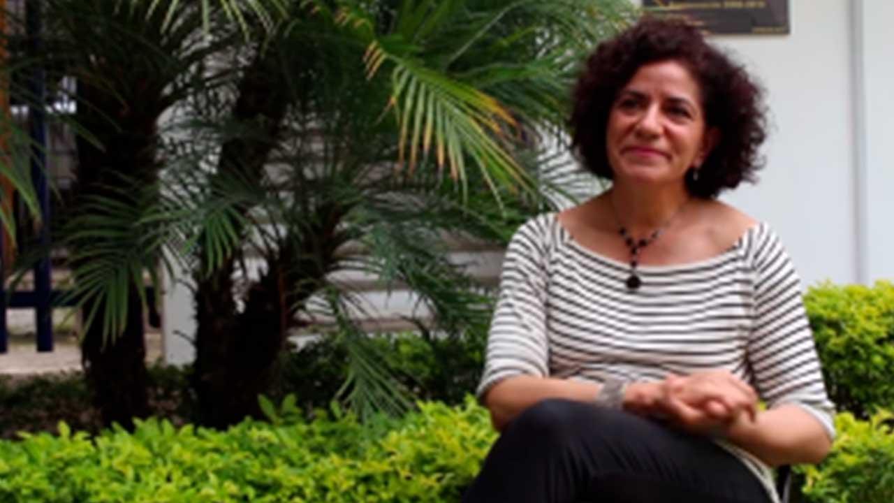 Retrato de la dramaturga mexicana Silvia A. Peláez, ganadora del Premio Nacional de Dramaturgia Juan Ruiz de Alarcón 2026.