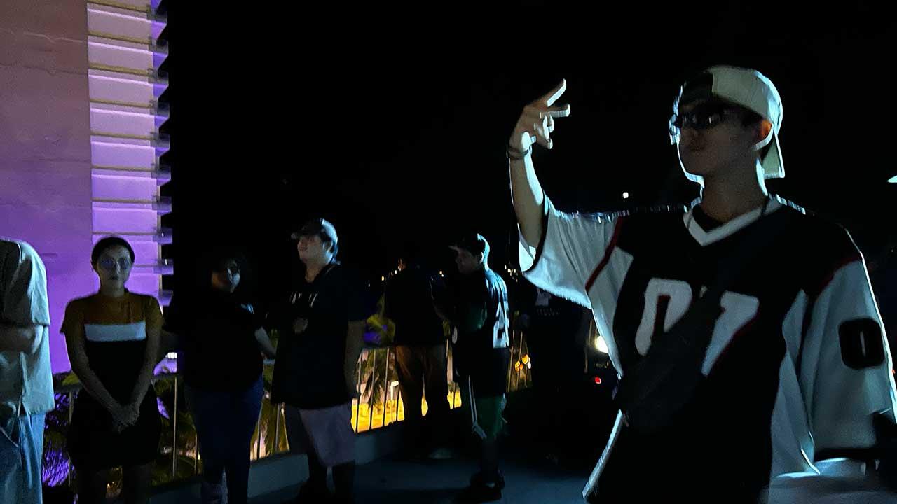 Cejo Ta rapeando en el escenario durante una batalla de freestyle en el evento de hip-hop Pintura en las manos en la Condesa