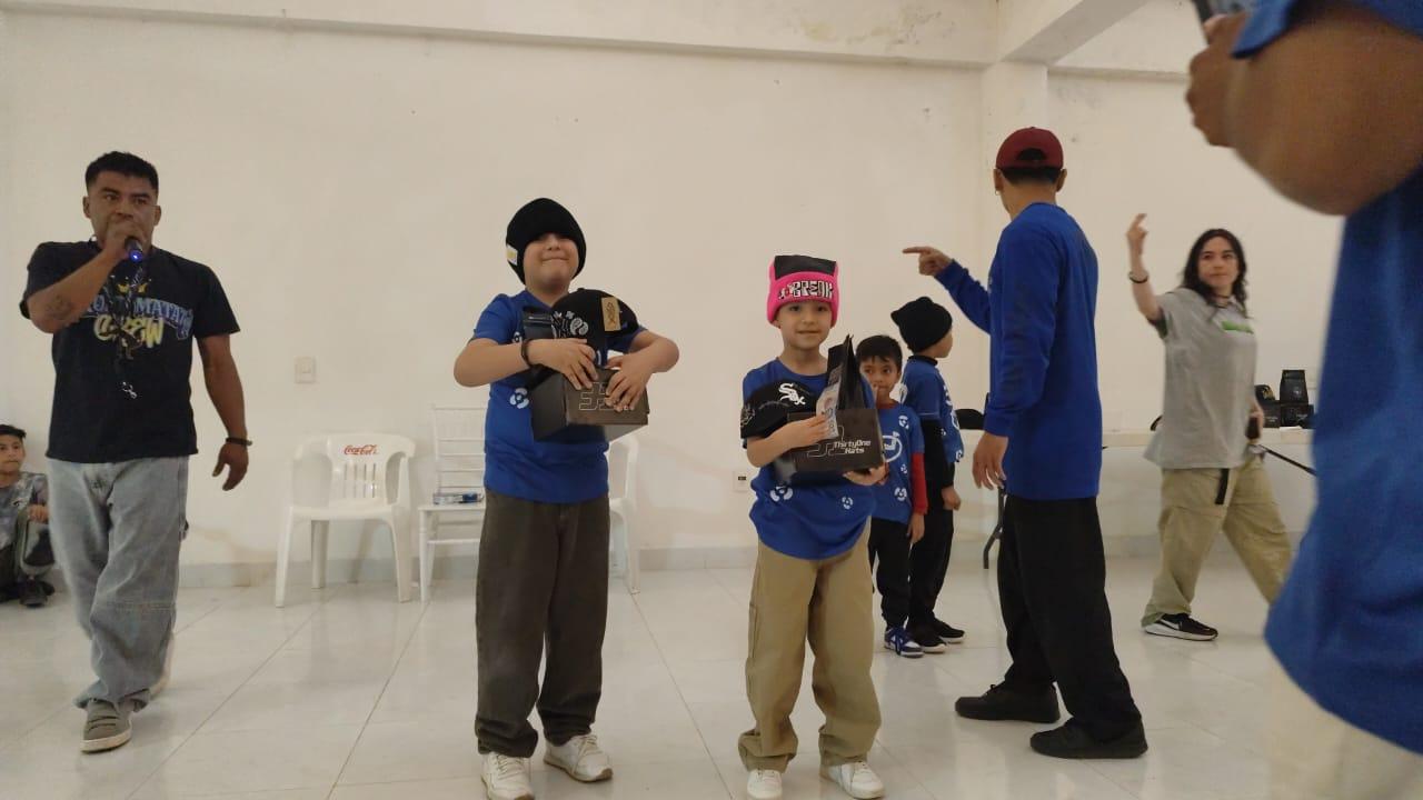 Nicolás Román Bello, mejor conocido en el universo del Breaking como "B-Boy Nico", no es un bailarín cualquiera. Es el reflejo de un territorio que se niega a ser doblegado. Este 14 de junio, en la Plaza Borda de Taxco de Alarcón, durante el "4.º Aniversario del Estudio Hip Hop Danza y Cultura – Chinoboy", Nico se alzó con el primer lugar en la categoría Breaking Kids, demostrando que la semilla de la Montaña germina en cualquier escenario.