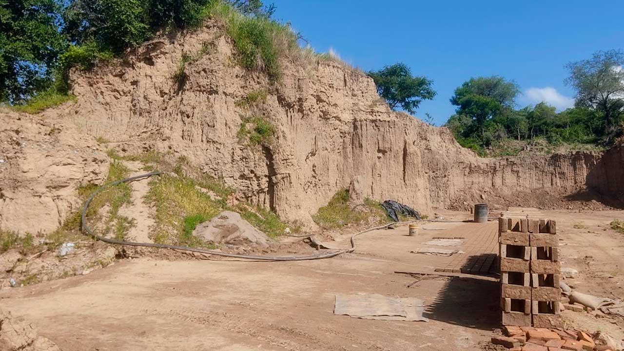 Banco de extracción de barro con paredes de tierra expuestas, utilizado para obtener la arcilla con la que artesanos elaboran piezas artísticas y de alfarería en Guerrero.