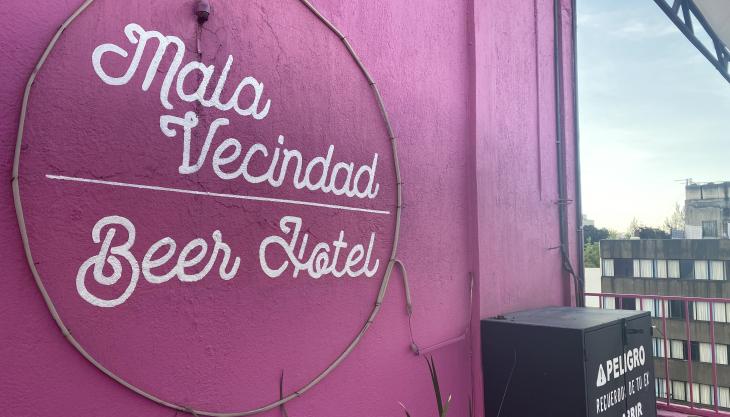 La terraza del lugar es un punto de encuentro de amantes de la cerveza artesanal