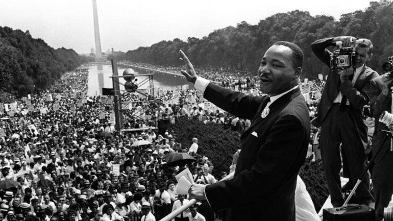 Martin Luther King dando un discurso sobre lucha antiracial