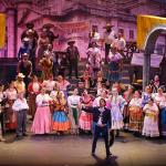 Elenco completo de la zarzuela “El Orgullo de Jalisco” en escena durante su reestreno en el Teatro Degollado, con vestuario tradicional jalisciense y decorado que evoca la Guadalajara de los años 40.