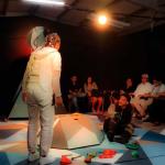 Escena de la obra Amores desiertos con Michelle Serna y Leonardo Cuesta en el escenario del Centro Cultural Domingo Soler, durante el estreno en Acapulco.