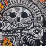 Grabado artístico en blanco, negro, naranja y amarillo que representa una calavera junto a un perro xoloitzcuintle, rodeados de flores de cempasúchil.