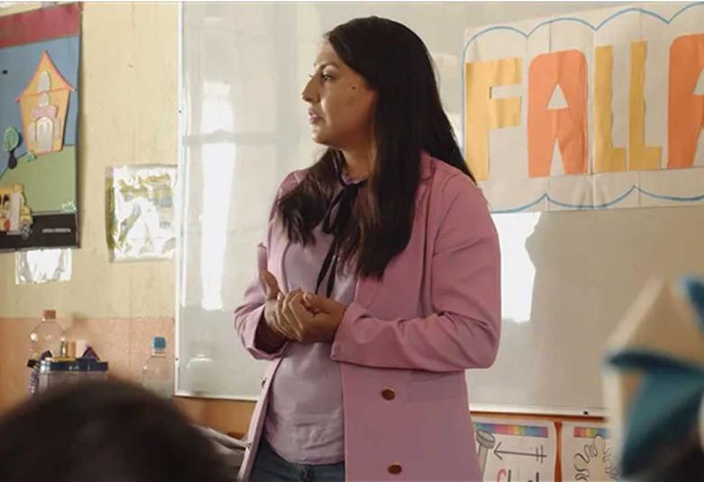 Maestra Celeste Limón guiando una dinámica grupal con sus estudiantes en el aula, en una escena del documental "La Falla" sobre educación en México.