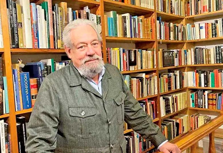 Gonzalo Celorio en su biblioteca personal, rodeado de su colección de libros literarios