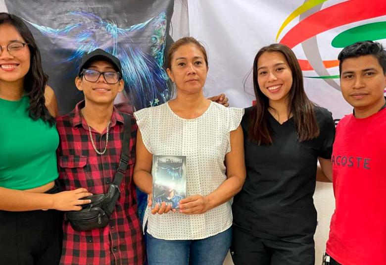 La escritora Edarty Ramírez posa junto a asistentes durante la presentación de Eterno y Perpetuo en Acapulco, compartiendo su mensaje a favor de la inclusión y la diversidad.