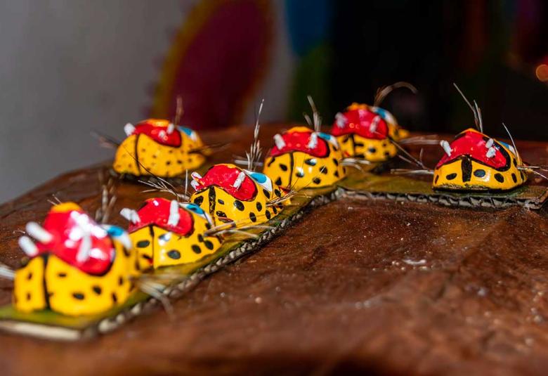 Obra ‘Guerrero es una cajita’ de Manuel Maciel: simulación de ataúd café con cruces de máscaras de jaguar, representando el dolor cotidiano y la memoria histórica de Guerrero en su exposición de arte conceptual en Acapulco.