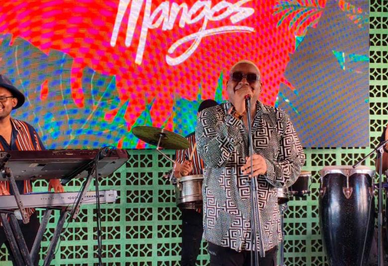 Aramis Galindo canta durante la presentación del restaurante Mangos en Acapulco, como parte de su propuesta gastronómica y de entretenimiento.  Si quieres, también puedo adaptarlo a una versión más corta para móviles o a un enfoque más promocional.