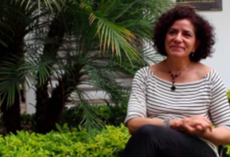 Retrato de la dramaturga mexicana Silvia A. Peláez, ganadora del Premio Nacional de Dramaturgia Juan Ruiz de Alarcón 2026.