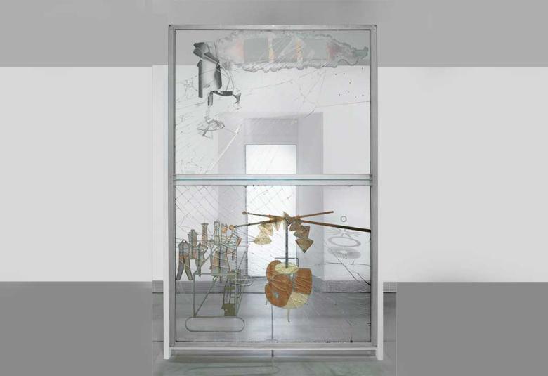 La obra El gran vidrio, de Marcel Duchamp, compuesta por dos grandes paneles de vidrio intervenidos con formas geométricas, líneas, polvo, láminas metálicas y elementos mecánicos que representan simbólicamente a la novia y los solteros.