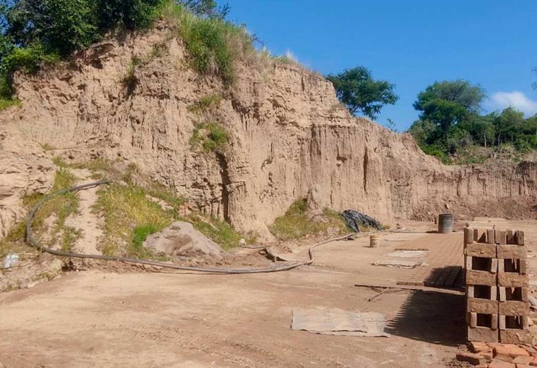 Banco de extracción de barro con paredes de tierra expuestas, utilizado para obtener la arcilla con la que artesanos elaboran piezas artísticas y de alfarería en Guerrero.