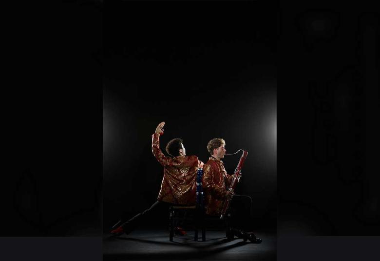 Víctor y Ruvén se presentan en el escenario; ella baila flamenco mientras él interpreta el fagot durante su gira por México.