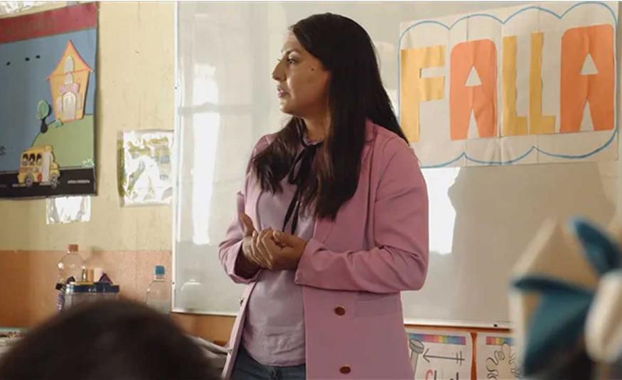 Maestra Celeste Limón guiando una dinámica grupal con sus estudiantes en el aula, en una escena del documental "La Falla" sobre educación en México.
