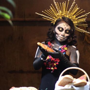 Joven de Catrina en un panadería