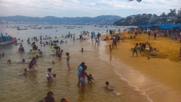 Acapulco con clima caluroso y playas limpias