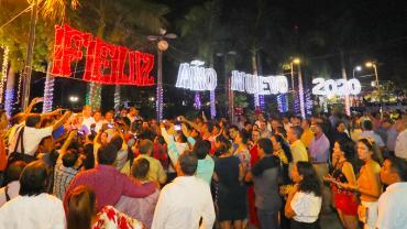 Luces de colores iluminan la costera de Acapulco 