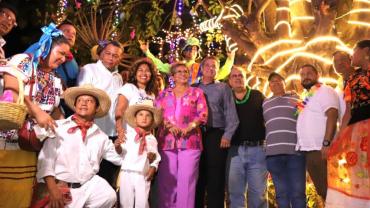 Iluminan emblemático árbol de amate en el Paseo del Pescador