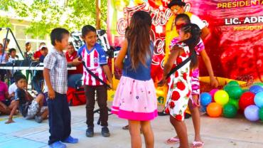 Disfrutan infantes del poblado El Veladero y la colonia Sinaí el "Tour de Reyes 2020"