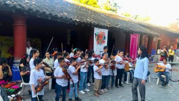 Niños y niñas de la Orquesta Infantil Tecuani de Cocula, Guerrero reciben Instrumentos Musicales