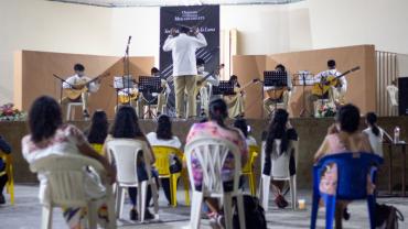 Orquesta de Guitarras "Mekahuehuetl" durante su participación en la Parroquia de San Francisco. 