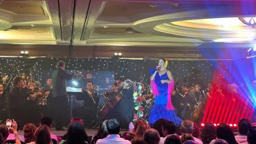 Rosy Arango y Rafael Negrete interpretando grandes éxitos de Juan Gabriel durante la inauguración de la temporada de verano de la Orquesta Filarmónica de Acapulco en el Salón Ocean del hotel Princess Mundo Imperial